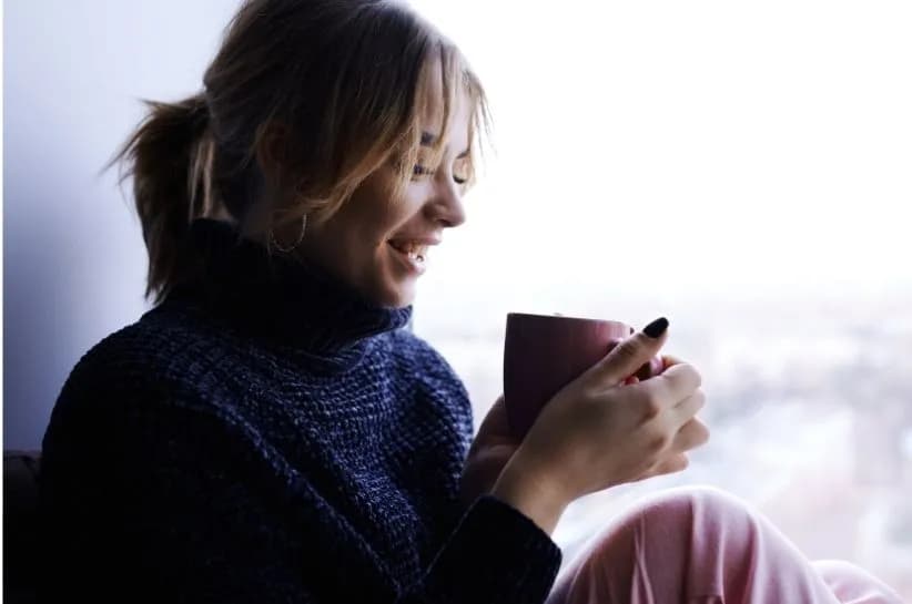 Stylizacje z granatowym kardiganem, które odmienią Twój look