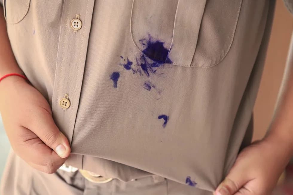 Skuteczne sposoby na to, jak zmyć długopis z kurtki bez uszkodzeń