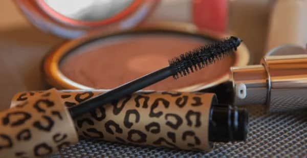 Jak zmyć tusz do rzęs z ubrania - skuteczne metody na plamy