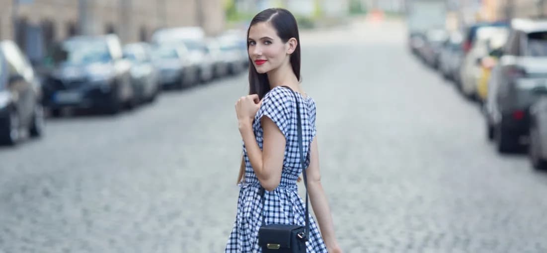 Stylizacje sukienek w kratę: jak uniknąć modowych wpadek?