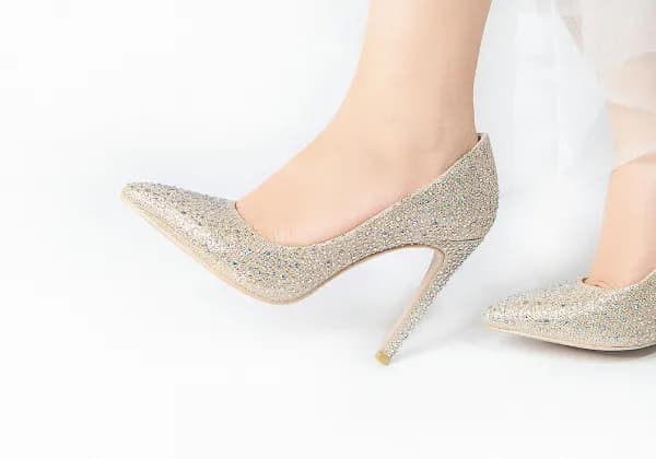 Jak kupić wygodne buty na obcasie i uniknąć bólu stóp