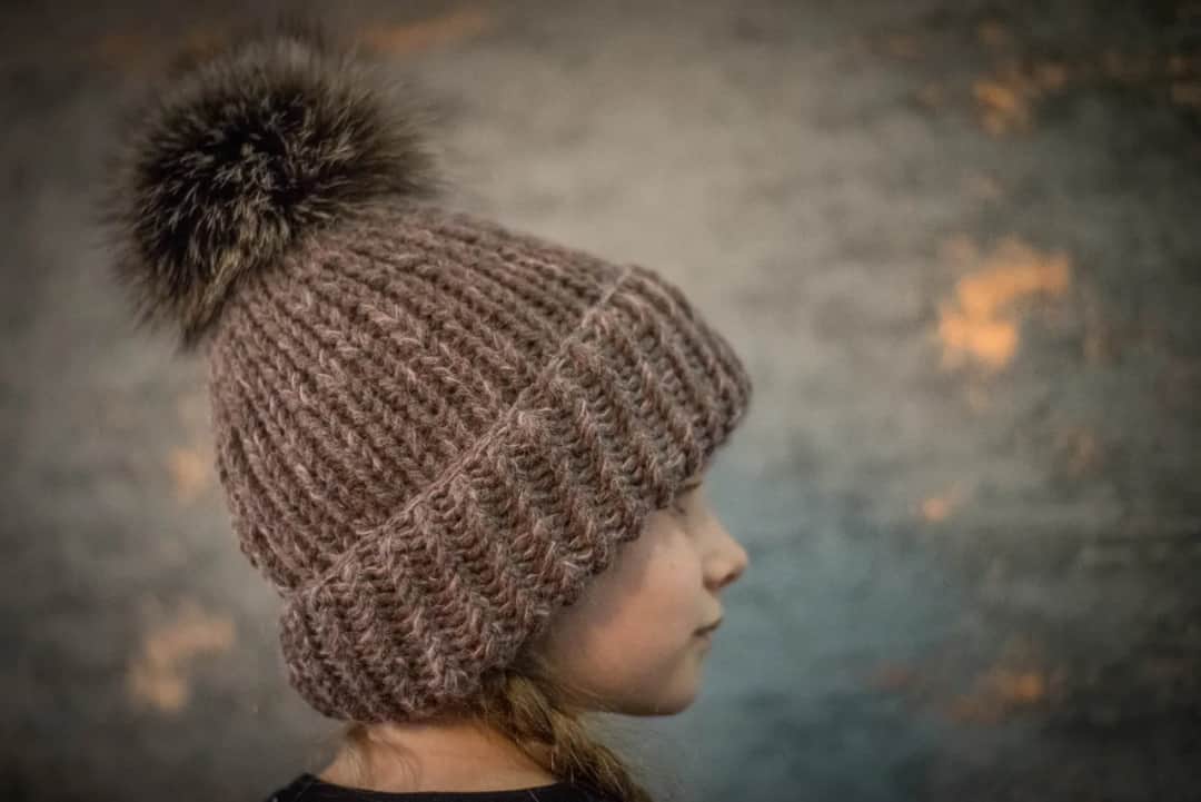 Jak prać czapkę z naturalnym pomponem, aby jej nie zniszczyć