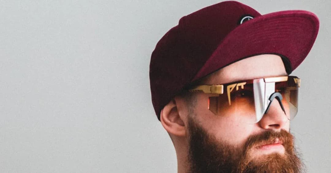 Czapka z daszkiem na uszy czy nie? Odkryj zalety i wady noszenia