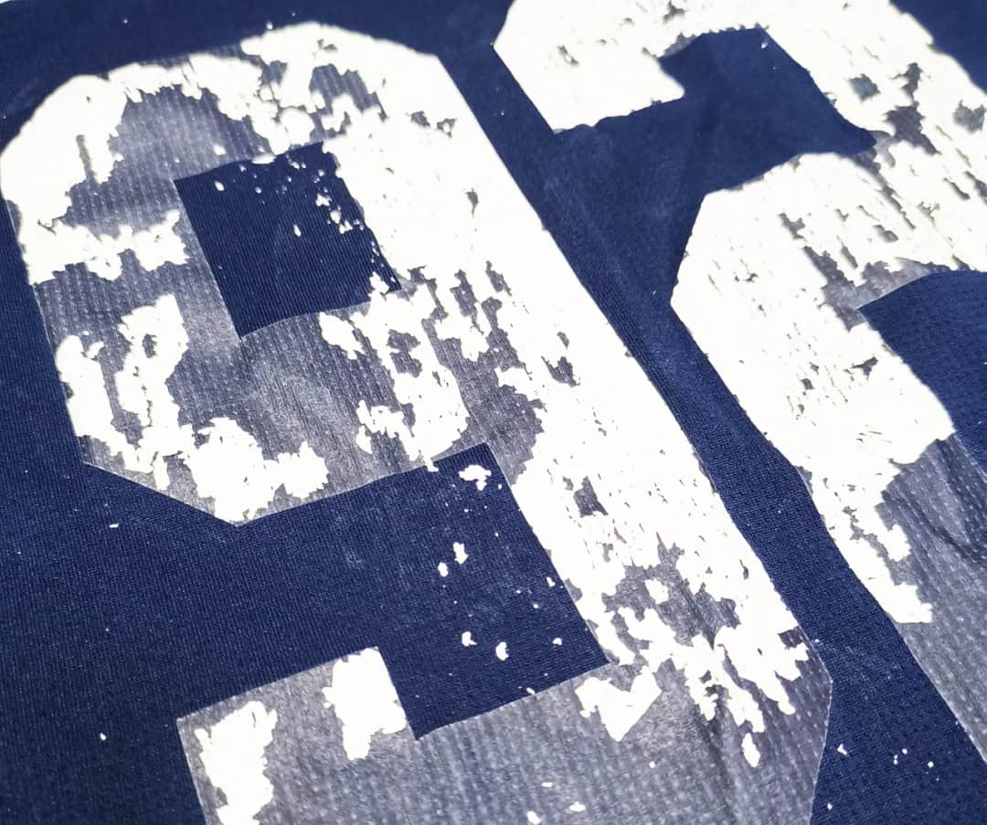 Skuteczne sposoby na usunięcie gumowego nadruku z kurtki bez uszkodzeń