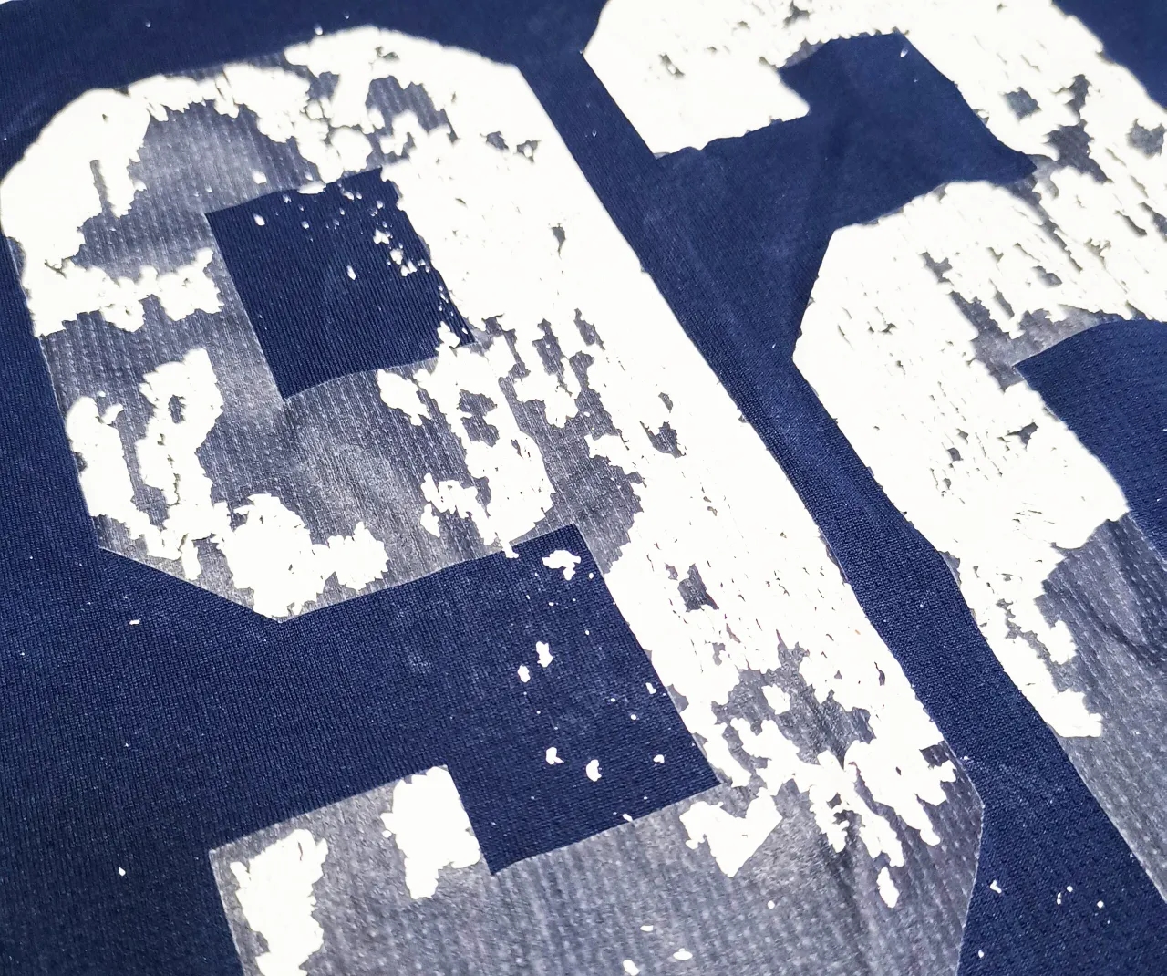 Skuteczne sposoby na usunięcie gumowego nadruku z kurtki bez uszkodzeń