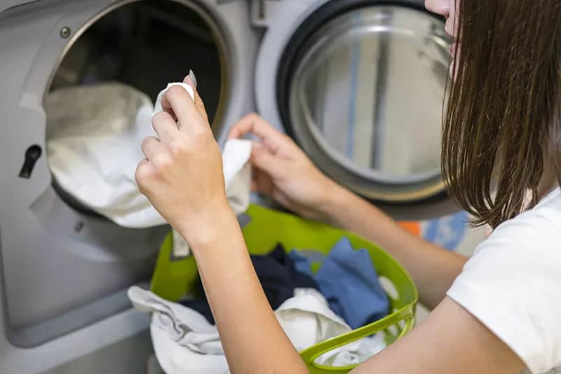 Skuteczne sposoby na usunięcie zapachu benzyny z ubrania