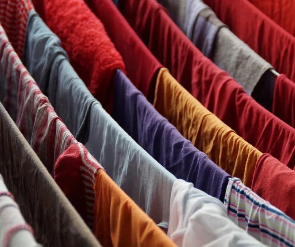 Skuteczne sposoby, jak się pozbyć zapachu stęchlizny z ubrania