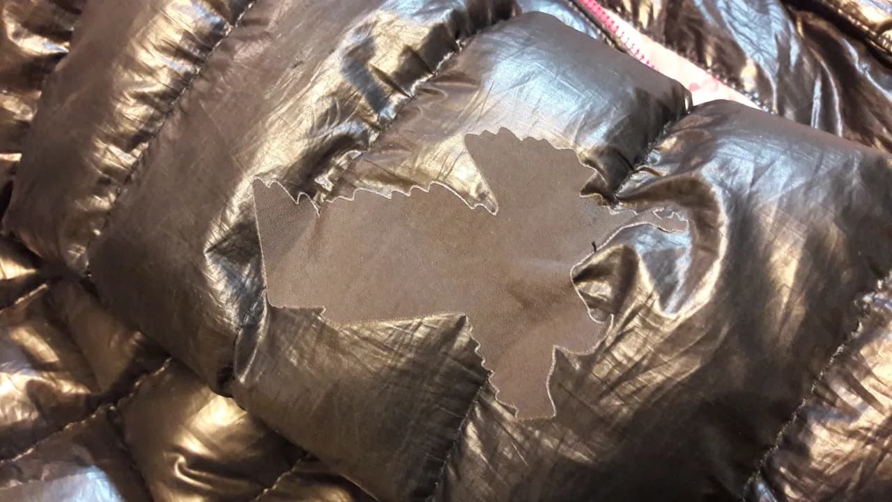 Jak naprawić dziurę w kurtce puchowej - proste metody naprawy