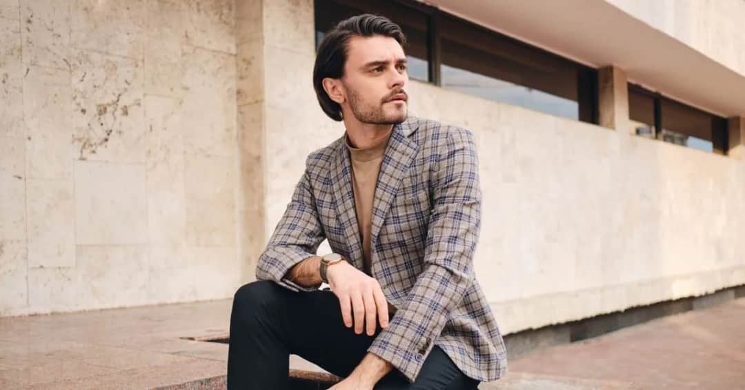 Stylizacje z brązową marynarką męską – unikaj modowych faux pas