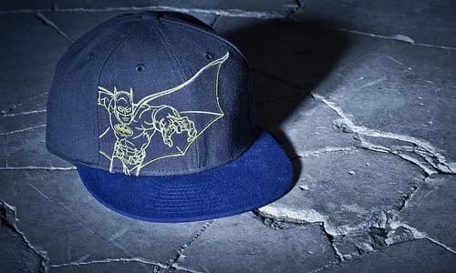 Czapki New Era: Czy odklejać naklejki, czy to błąd w stylu?