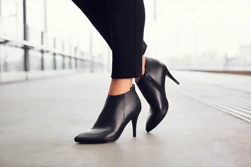 Buty jak skarpety na obcasie – najmodniejsze modele i stylizacje