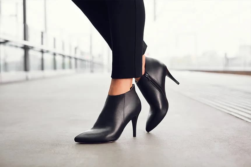 Buty jak skarpety na obcasie – najmodniejsze modele i stylizacje