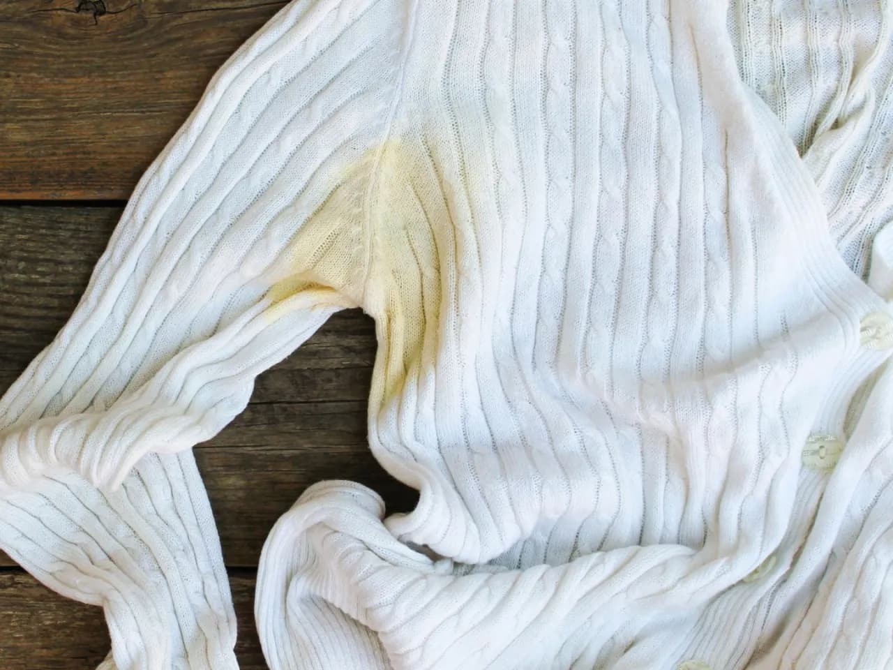 Skuteczne sposoby na usunięcie żółtych plam z białych ubrań