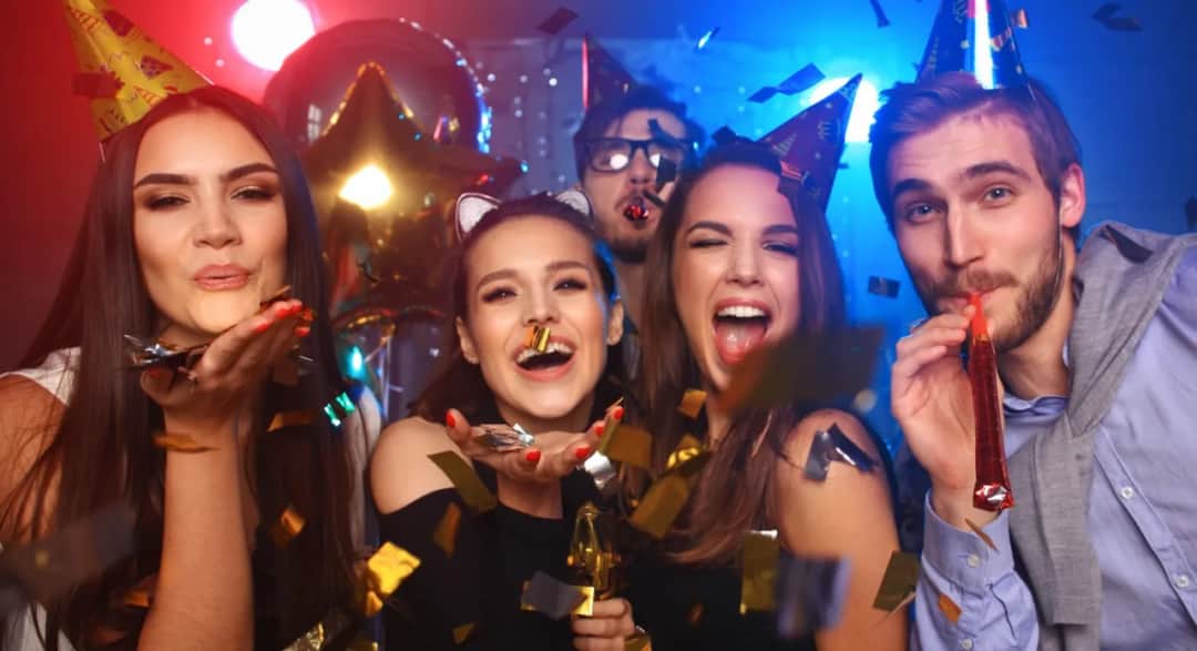 Stylizacja na 18stkę: jak uniknąć modowych wpadek i błyszczeć