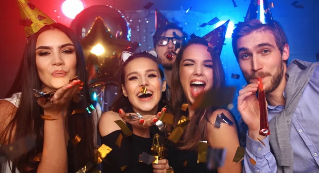 Stylizacja na 18stkę: jak uniknąć modowych wpadek i błyszczeć