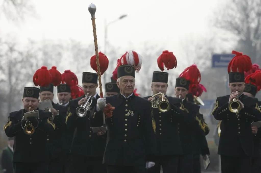 Co oznaczają kolory piór na czapkach górników? Odkryj ich znaczenie