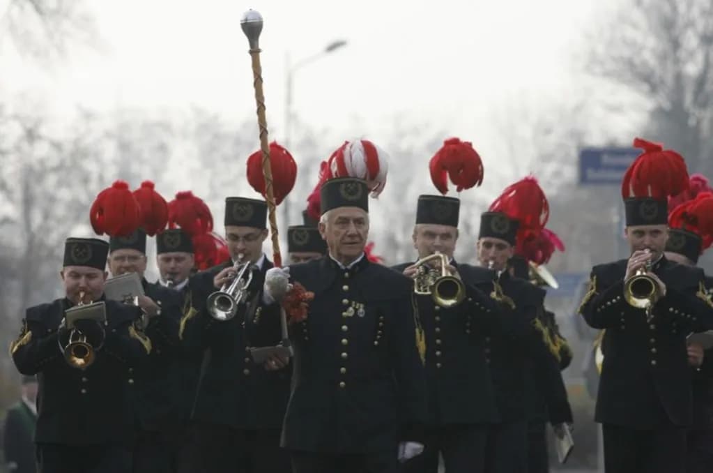 Co oznaczają kolory piór na czapkach górników? Odkryj ich znaczenie