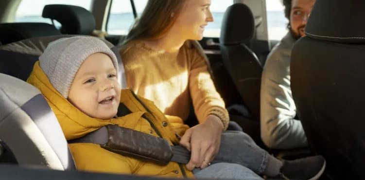 Jak ubrać dziecko do fotelika zimą, aby było ciepłe i bezpieczne