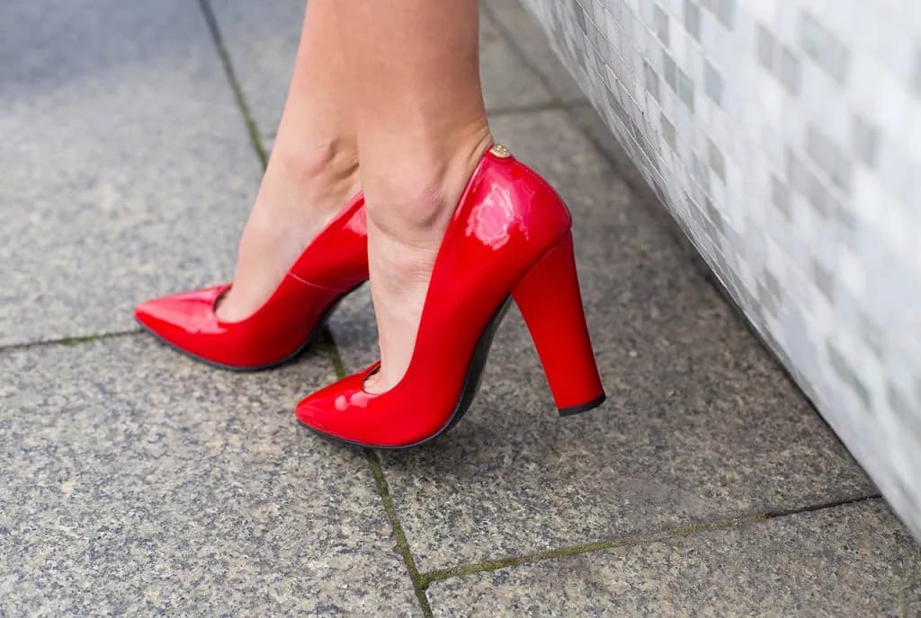 Czy lubisz buty na wysokim obcasie? Poznaj ich zalety i wady