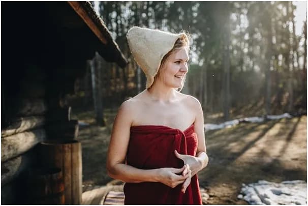 Czapki na saunę po co? Odkryj korzyści dla zdrowia i włosów