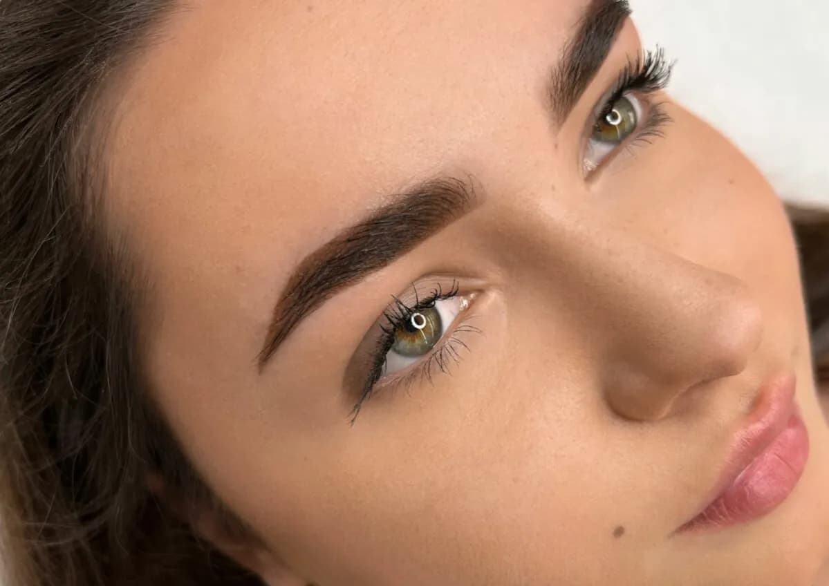 Stylizacja brwi Łódź – najlepsze usługi i ceny w Twoim mieście