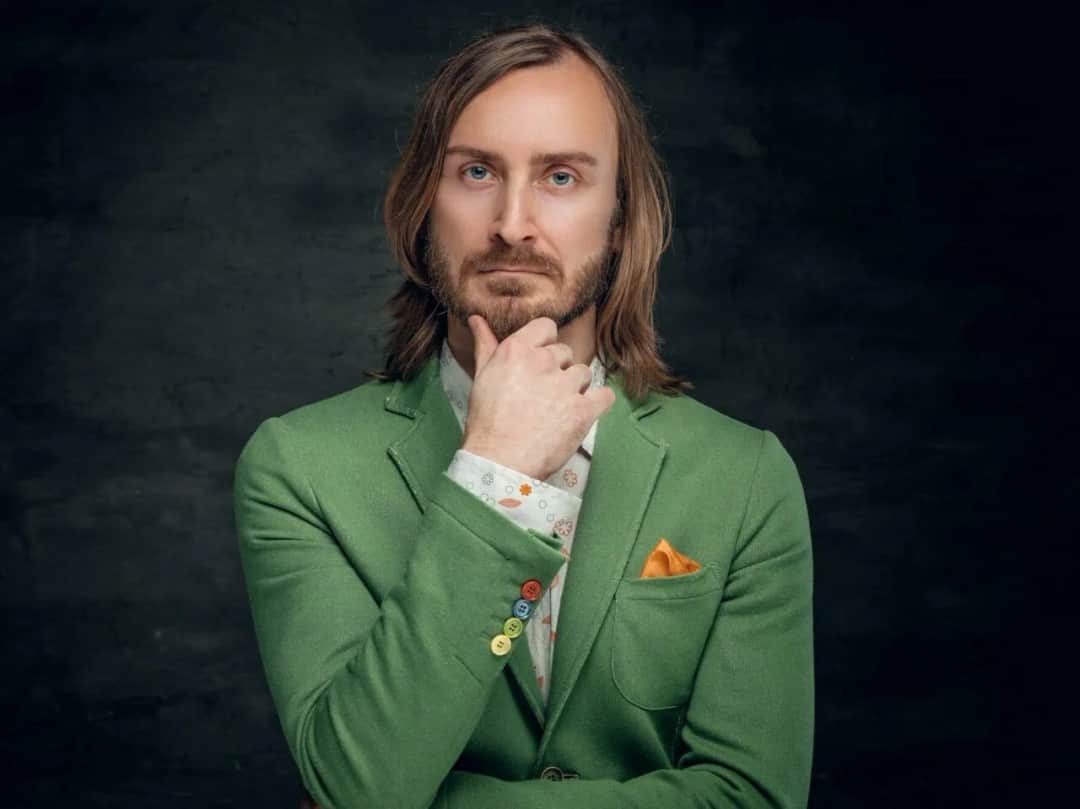 Jakie kolory dodatków do zielonej kurtki uniknąć, by nie wyglądać źle?