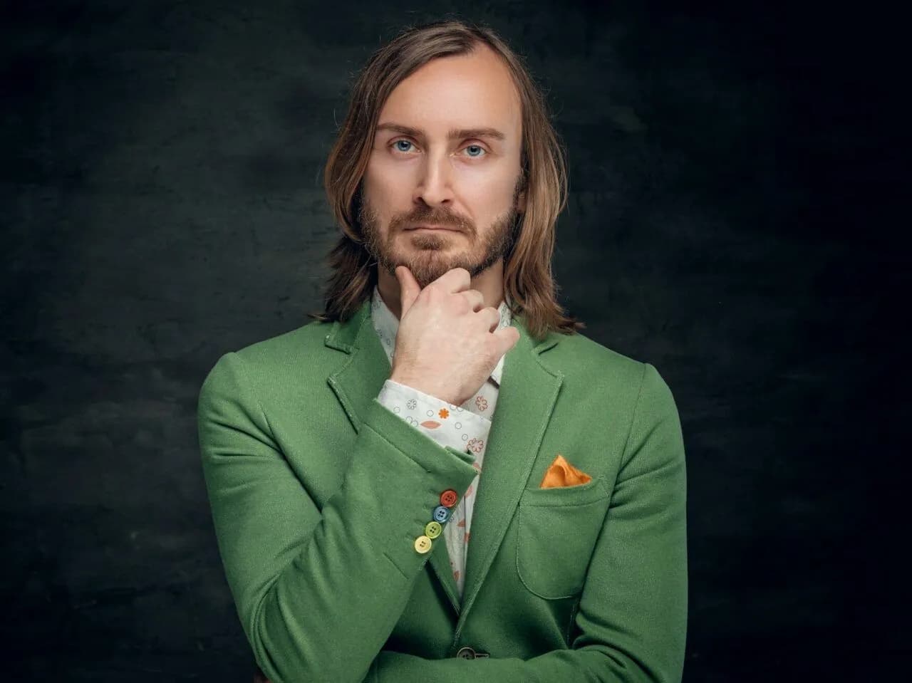 Jakie kolory dodatków do zielonej kurtki uniknąć, by nie wyglądać źle?