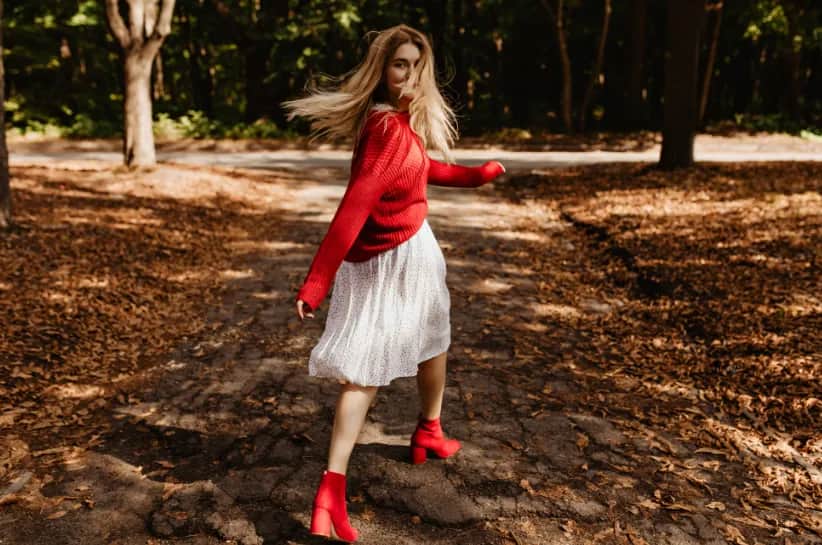 Stylizacje sukienka i sweter: jak łączyć te elementy modnie?