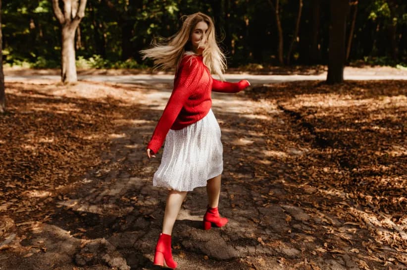 Stylizacje sukienka i sweter: jak łączyć te elementy modnie?